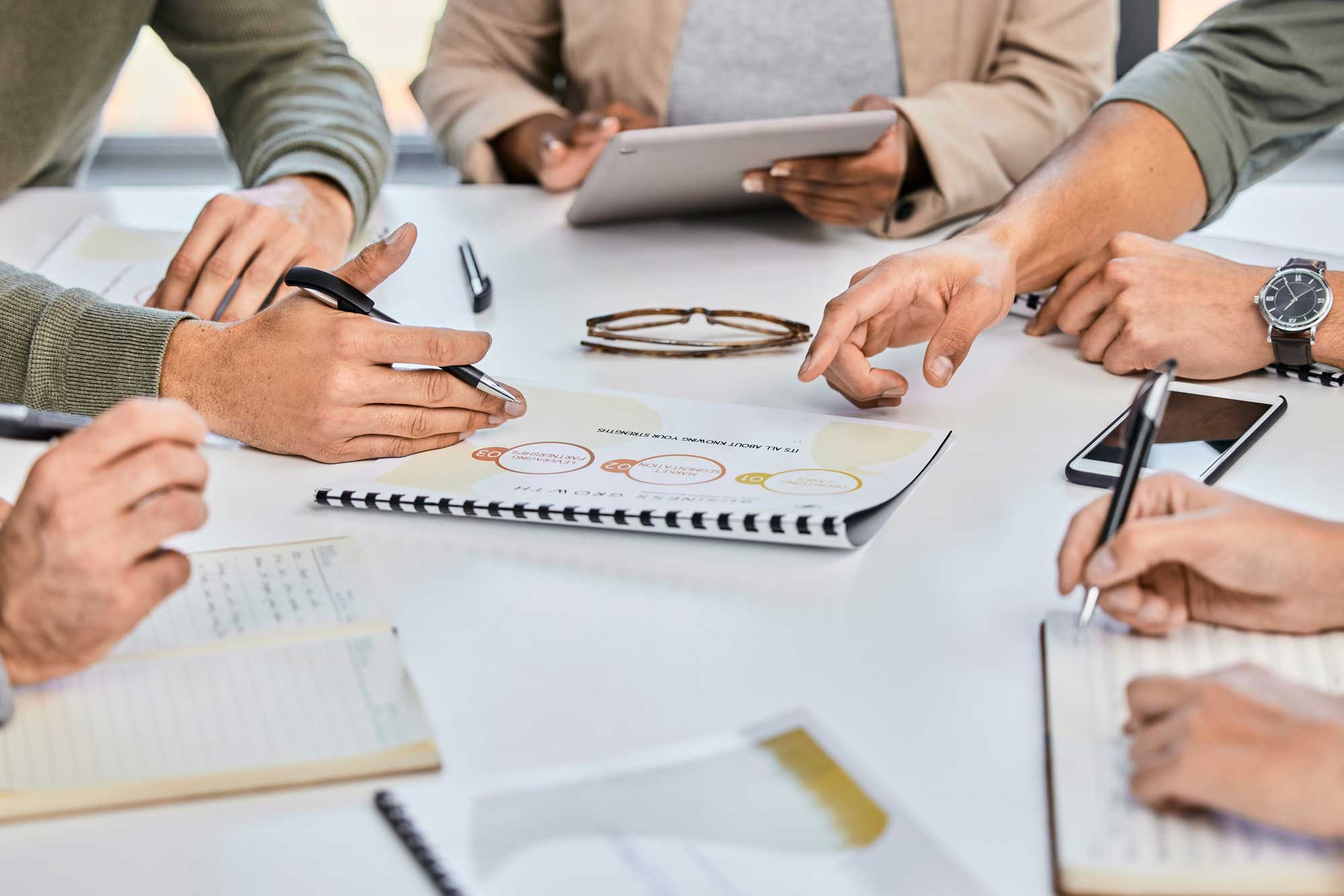 Unternehmensstragetie-Team der KKU am Schreibtisch sitzend und besprechend