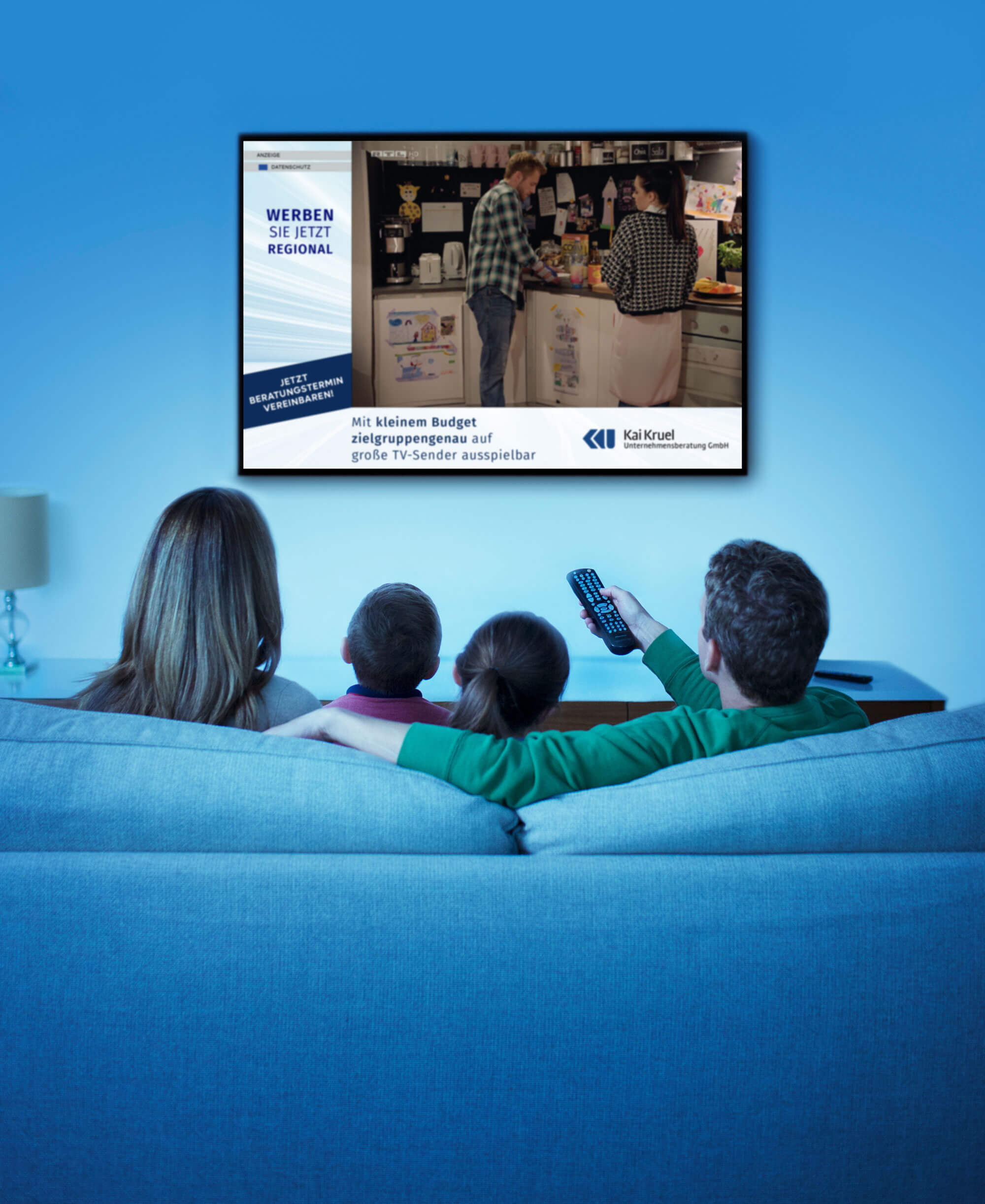 Eine Familie auf der Couch sitzend, sehen einen Addressable TV Spot auf dem Fernseher