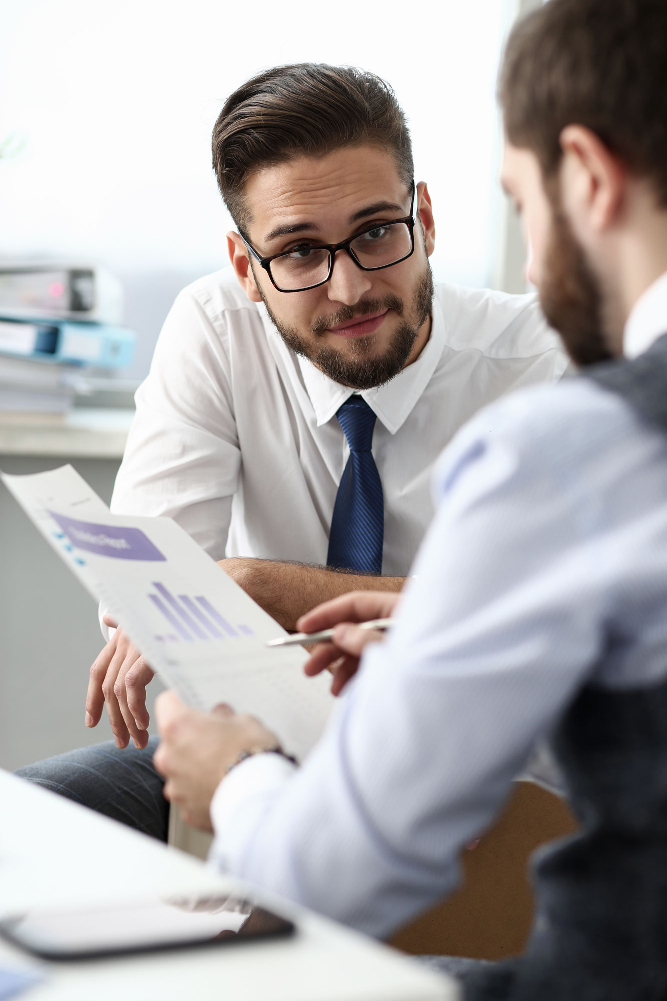 Besprechung zweier Mitarbeiter der KKU während der Besprechung einer Unternehmensstrategie