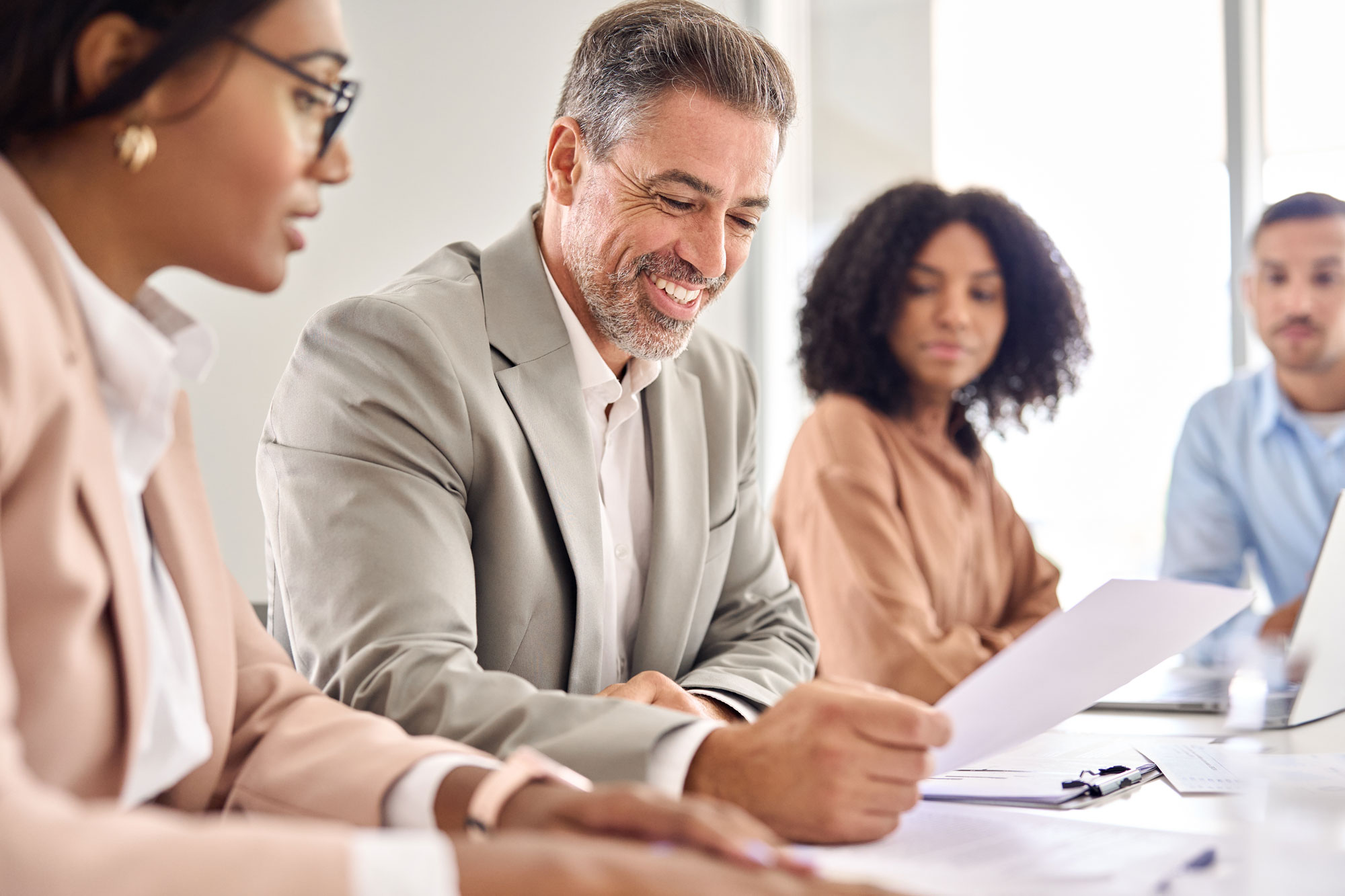 Teammitglieder im Strategie und Marketing-Team der KKU bei einer Besprechung