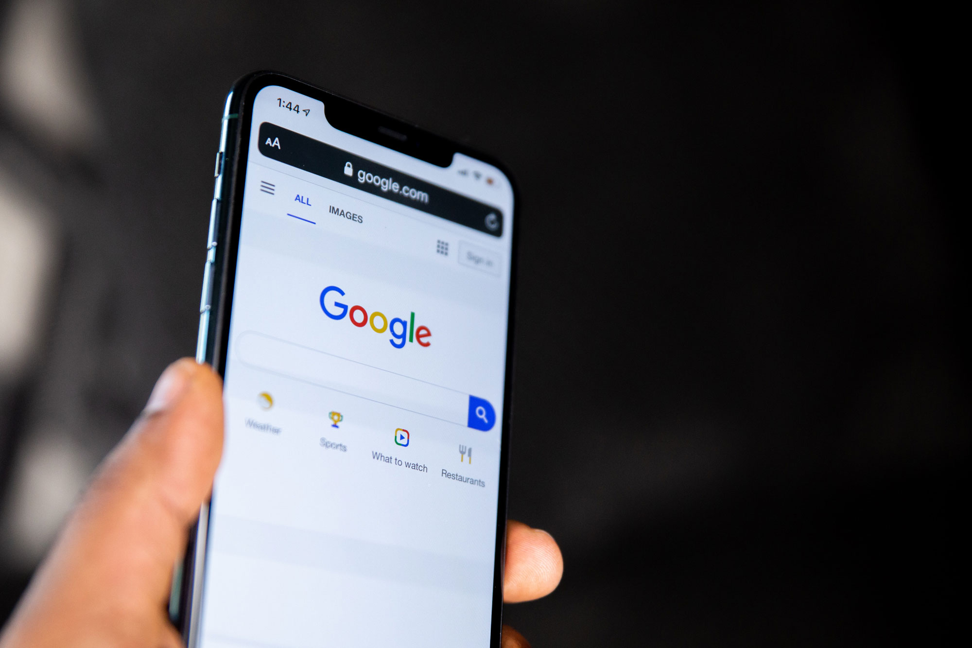 Ein IPhone mit Google geöffnet im Browser