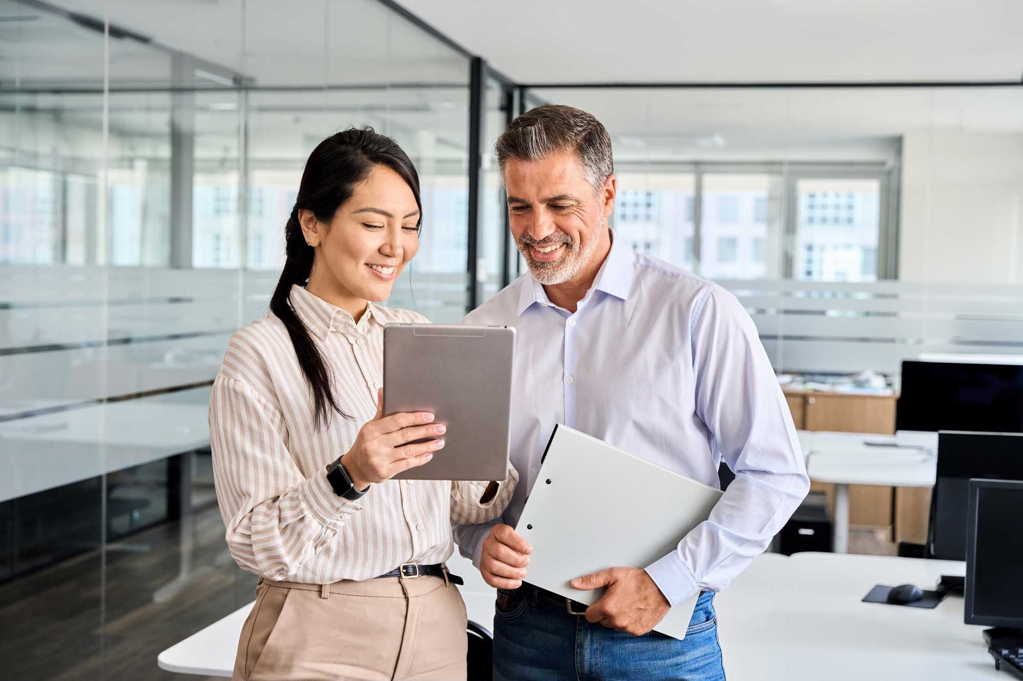 Marketing Team mit Tablet in der Hand